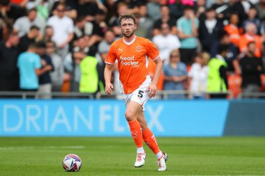 Blackpool takımından Matthew Pennington, 17 Ağustos 2024 'te Bloomfield Road, Blackpool, İngiltere' de oynanan Blackpool-Stockport maçında