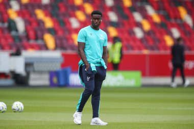 Kristal Saray 'dan Marc Guhi, 18 Ağustos 2024' te İngiltere 'nin Gtech Community Stadyumu' nda oynanan Premier League karşılaşması öncesinde sahaya bakıyor.