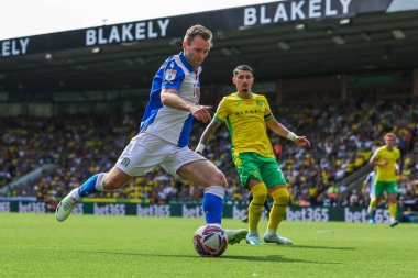 Blackburn Rovers takımından Sondre Tronstad, 17 Ağustos 2024 'te Norwich City, Norwich Road, Norwich Road' da Blackburn Rovers 'a karşı oynanan Sky Bet Şampiyonası maçında topu geçiyor.