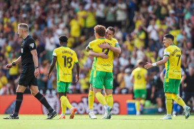Norwich City 'den Josh Sargent, takımın 17 Ağustos 2024' te Carrow Road, Norwich, İngiltere 'de oynanan Sky Bet Şampiyonası maçında attığı ilk golü takım arkadaşlarıyla kutluyor.