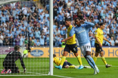 Coventry City 'den Hacı Wright, Coventry Building Society Arena, Coventry, İngiltere, 16 Ağustos 2024' te Coventry City ve Oxford United arasındaki Sky Bet Şampiyonası maçında 1-0 'lık galibiyetini kutluyor.