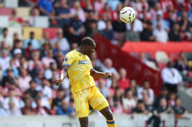 Crystal Palace 'dan Tyrick Mitchell 18 Ağustos 2024' te Londra 'daki The Gtech Community Stadyumu' nda oynanan Premier League karşılaşmasında topu açık farkla önde götürüyor.