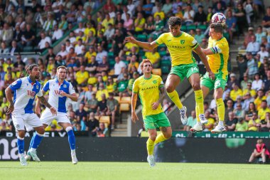 Norwich City 'den Ben Chrisene ve Shane Duffy, 17 Ağustos 2024' te Norwich City, Norwich Road 'da Blackburn Rovers' a karşı oynanan Gökyüzü İddia Şampiyonası karşılaşmasında top için zıplıyorlar.