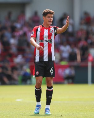 Brentford 'dan Christian Nrgaard, 18 Ağustos 2024' te İngiltere 'deki The Gtech Community Stadyumu' nda oynanan Premier League maçında Brentford 'a karşı Crystal Palace maçında eğitmenlik yapıyor.