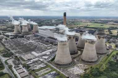 Drax Enerji İstasyonu 'nun hava görüntüsü. İngiltere 'deki yenilenebilir enerjinin% 11' inin üretiminden Drax Elektrik Santrali sorumludur. Güvenli, güvenilir ve uyumlu bir yenilenebilir enerji kaynağı sunar.