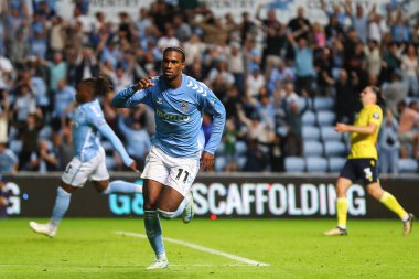 Coventry City 'den Hacı Wright, Coventry Building Society Arena, Coventry, İngiltere' de oynanan Coventry City-Oxford United maçında 3-2 kazanma hedefini kutluyor.