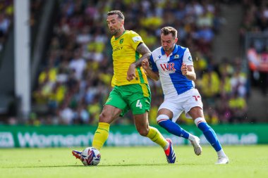 Norwich City 'den Shane Duffy, Blackburn Rovers takımının Ryan Hedges' i, Norwich City - Blackburn Rovers maçında baskı altına aldı.