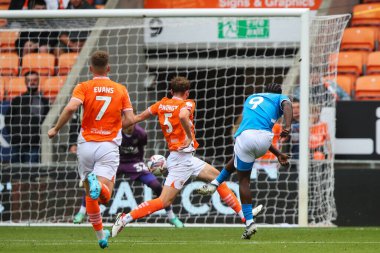 Stockport County 'den Isaac Olaofe, 17 Ağustos 2024' te Bloomfield Road, Blackpool 'da oynanan Blackpool-Stockport 1 karşılaşmasında 0-3 berabere kalma golünü attı.
