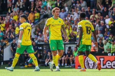 Norwich City 'den Josh Sargent, takımın 17 Ağustos 2024' te Carrow Road, Norwich, İngiltere 'de oynanan Sky Bet Şampiyonası maçında attığı ilk golü takım arkadaşlarıyla kutluyor.
