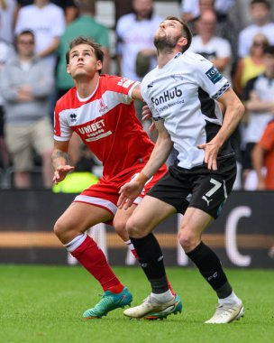 Middlesbrough FC 'den Tommy CONway ve Derby County FC' den Tom BARKHUIZEN, 17 Ağustos 2024 'te İngiltere' nin Pride Park Stadyumu 'ndaki Derby County - Middlesbrough maçında atılan gol vuruşuyla topu almaya hazırlanıyorlar.