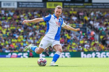 Blackburn Rovers takımından Sondre Tronstad, 17 Ağustos 2024 'te Norwich City, Norwich Road, Norwich Road' da Blackburn Rovers 'a karşı oynanan Sky Bet Şampiyonası maçında topu geçiyor.