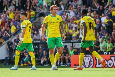 Norwich City 'den Josh Sargent, takımın 17 Ağustos 2024' te Carrow Road, Norwich, İngiltere 'de oynanan Sky Bet Şampiyonası maçında attığı ilk golü takım arkadaşlarıyla kutluyor.