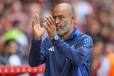 Nottingham Ormanı 'nın Nuno Esprito Santo teknik direktörü 17 Ağustos 2024' te Nottingham City Ground, Nottingham, İngiltere 'de oynanan Premier League maçı sırasında oynanan Nottingham Forest maçında taraftarları alkışlıyor.