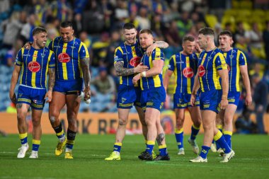 Warrington Wolves 'tan John Bateman ve Warrington Wolves' tan Luke Yates, 17 Ağustos 2024 'te Elland Road, Leeds, İngiltere' deki Warrington Wolves - Leeds Rhinos maçında Matt Dufty denemesini kutluyorlar.