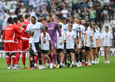 17 Ağustos 2024 'te İngiltere' nin Pride Park Stadyumu 'nda oynanan Derby County ve Middlesbrough arasındaki Sky Bet Şampiyonası maçından önce takımlar sıraya giriyor.