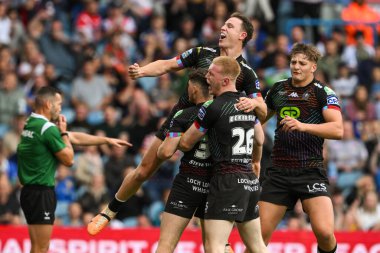 Wigan Warriors 'dan Jack Farrimond, Wigan Warriors' un 17 Ağustos 2024 'te Elland Road, Leeds' de St. Helens 'e karşı oynadığı Magic Weekend maçında denemesini kutluyor.