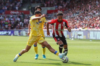 Kristal Saray 'dan Daniel Muoz, 18 Ağustos 2024' te İngiltere 'deki Gtech Community Stadyumu' nda Brentford - Crystal Palace maçında Brentford maçında Kevin Schade ile karşı karşıya geldi.