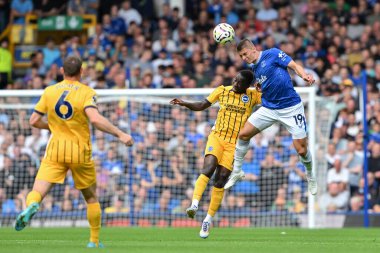 Everton 'dan Vitaliy Mykolenko, Premier Lig karşılaşmasında Brighton & Hove Albion takımından Yankuba Minteh ile Goodison Park, Liverpool, İngiltere, 17 Ağustos 2024' te oynanan Everton-Brighton ve Hove Albion maçını kazandı.