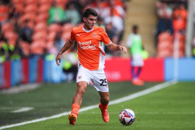 Blackpool 'dan Rob Apter, 17 Ağustos 2024' te Bloomfield Road, Blackpool, İngiltere 'de oynanan Blackpool - Stockport County maçında topla ilerliyor.