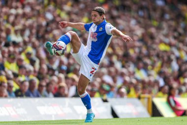 Blackburn Rovers takımından Arnor Sigurdsson, 17 Ağustos 2024 'te Norwich City ile Blackburn Rovers arasındaki maçta topu kontrol ediyor.