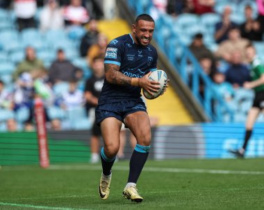 Hull KR 'dan Elliot Minchella Magic Weekend maçında tek başına 30 yarda koşmak için yarışıyor. Catalans Dragons, Hull KR' a karşı Elland Road, Leeds, İngiltere, 18 Ağustos 2024