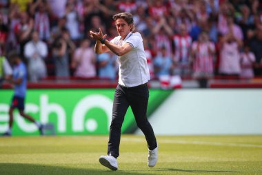 18 Ağustos 2024 'te Londra' daki Gtech Community Stadyumu 'nda oynanan Premier League karşılaşması öncesinde Thomas Frank taraftarlarını alkışlıyor.