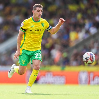 Norwich City 'den Kenny McLean, 17 Ağustos 2024' te Norwich City - Blackburn Rovers maçında topla koşuyor.