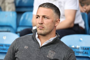 Warrington Wolves 'un baş antrenörü Sam Burgess, Warrington Wolves' a karşı Leeds Rhinos maçı sırasında 17 Ağustos 2024 'te Elland Road, Leeds, İngiltere' de geldi.