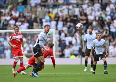 Derby County FC takımından Callum ELDER, 17 Ağustos 2024 'te İngiltere' deki Derby Park Stadyumu 'nda oynanan Gökyüzü İddia Şampiyonası maçında karşıdan karşıya geçiyor.