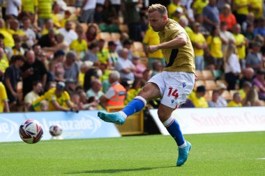 Blackburn Rovers takımından Andi Weimann, 17 Ağustos 2024 'te Norwich City - Blackburn Rovers maçından önce ısınıyor.