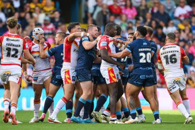Katalan Ejderhaları 'ndan Cesar Rouge Hull KR' dan Mikey Lewis 'i ısırıyor gibi görünüyor. 18 Ağustos 2024' te Elland Road, Leeds, Birleşik Krallık 'ta oynanan Magic Weekend maçında gerginlik alevleniyor.