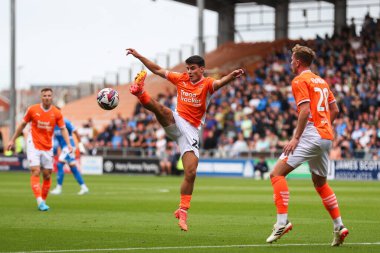 Blackpool 'dan Rob Apter, 17 Ağustos 2024' te Bloomfield Road, Blackpool 'da oynanan Blackpool - Stockport County maçında topu kontrol edemedi.