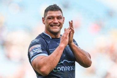 Ryan Hall of Hull KR, 18 Ağustos 2024 'te Elland Road, Leeds, İngiltere' de oynanan Magic Weekend maçında gezgin taraftarları alkışlıyor.