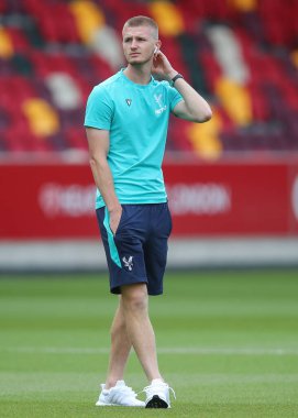 Crystal Palace 'dan Adam Wharton, 18 Ağustos 2024' te Londra 'daki Gtech Community Stadyumu' nda oynanan Premier League karşılaşması öncesinde sahaya bakıyor.