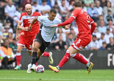 Derby County FC 'den Kayden JACKSON Middlesbrough' dan Rav van den Berg ve Middlesbrough 'dan Matthew Clarke ile İngiltere' nin başkenti Derby Park Stadyumu 'nda oynanan Gökyüzü İddia Şampiyonası karşılaşmasında topa saldırıyor.