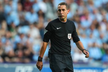Hakem David Coote, Sky Bet Şampiyonası maçında Coventry City, Oxford United 'a karşı Coventry Building Society Arena, Coventry, İngiltere, 16 Ağustos 2024