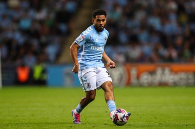 Coventry City 'den Jay Dasilva, Coventry Building Society Arena, Coventry, İngiltere' de Coventry City ile Oxford United arasındaki Sky Bet Şampiyonası maçında pas attı.