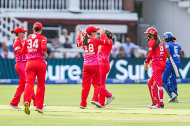 Galler Ateşi 'nden Freya Davies, Londra' nın Lords, Londra, İngiltere 'de 18 Ağustos 2024' te oynanan Galli Ateşli Kadınlar-Londra Ruh Kadınları maçında Londra 'nın Ruhu' na karşı oynadığı Londra Spirit maçında Londra 'nın Ruhu' ndan Cordelia Griffith 'in görevden alınmasını takım arkadaşlarıyla kutluyor.