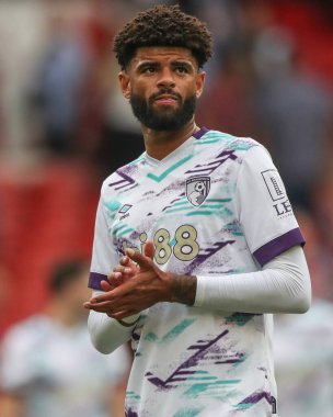 Bournemouth takımından Philip Billing, Premier League maçından sonra Nottingham Forest 'a karşı Bournemouth City Ground, Nottingham, İngiltere' de 17 Ağustos 2024 'te oynanan maçta gezgin taraftarları alkışlıyor.