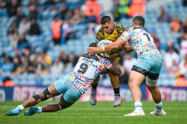 Salford Red Devils takımından Jayden Nikorima, Leigh Leopards 'dan Edwin Ipape ve Leigh Leopards' dan John Asiata tarafından 18 Ağustos 2024 'te Elland Road, Leeds, Birleşik Krallık' ta oynanan Magic Weekend Leopards - Salford Red Devils maçında yenildi.