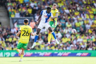Blackburn Rovers takımından Makhtar Gueye Norwich City 'den Shane Duffy ile birlikte Norwich City' nin Blackburn Rovers 'a karşı oynadığı 17 Ağustos 2024' te Norwich City 'de atlıyor.