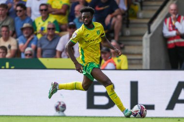 Norwich City 'den Amankwah Forson, 17 Ağustos 2024' te Norwich City - Blackburn Rovers maçında topla koşuyor.