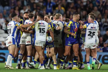 Sihirli Hafta sonu maçı sırasında her iki takımda da gerginlik alevleniyor. Warrington Wolves, Leeds Rhinos 'a karşı Elland Road, Leeds, İngiltere, 17 Ağustos 2024