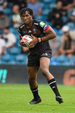 Wigan Warriors 'un Junior Nsemba' sı, Wigan Warriors 'a karşı Elland Road, Leeds, Birleşik Krallık' ta 17 Ağustos 2024 'te oynanan Wigan Warriors maçında dövüşüyor.