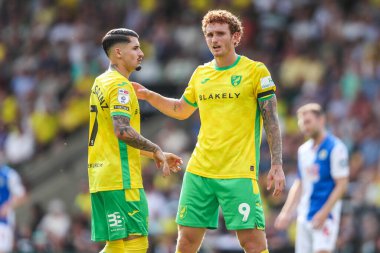 Norwich City 'den Borja Sainz ve Josh Sargent 17 Ağustos 2024' te Norwich City, Norwich Road, Norwich, İngiltere 'de Blackburn Rovers' a karşı oynanan Gökyüzü İddia Şampiyonası maçında taktik konuşuyorlar.