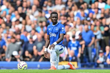 Everton 'dan Idrissa Gueye, 17 Ağustos 2024' te Goodison Park, Liverpool 'da Everton ve Hove Albion' a karşı oynanan Premier Lig maçı öncesinde diz çöktü.