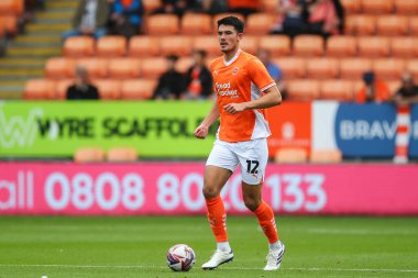 Blackpool takımından Elkan Baggott, 17 Ağustos 2024 'te Bloomfield Road, Blackpool, İngiltere' de oynanan Blackpool-Stockport maçında