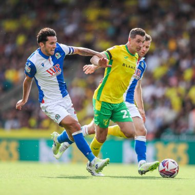 Norwich City 'den Kenny McLean, Blackburn Rovers' dan Lewis Travis 'in baskısı altında. 17 Ağustos 2024' te Norwich City, Norwich Road, Norwich, İngiltere 'de Blackburn Rovers' a karşı oynadığı Sky Bet Şampiyonluk maçında.