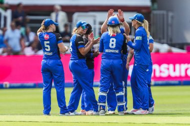 Londra Spirit 'ten Georgia Redmayne ve Eva Gray, Galler Yangını' ndan Hayley Matthews 'un Londra Lordları, Londra, İngiltere' de oynanan The Hunsh Women vs London Spirit Women maçında görevden alınmasını takım arkadaşlarıyla kutladılar.
