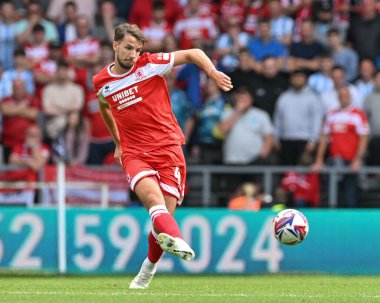 Middlesbrough 'dan Dan Barlaser, 17 Ağustos 2024' te İngiltere 'nin Pride Park Stadyumu' nda oynanan Derby County - Middlesbrough maçında topu geçiyor.